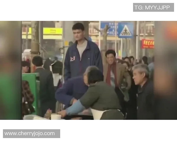 姚明现场观看篮球比赛引发热议球迷们纷纷围观合影留念