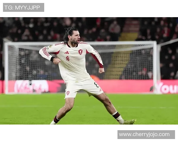 本菲卡狂胜利物浦6-2友谊赛激战引发全场热烈反响