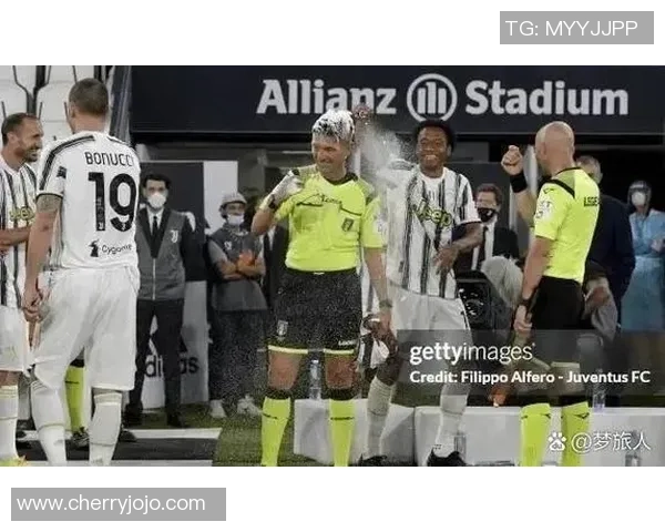 国米与利物浦友谊赛战平绝杀瞬间引发争议判罚全场沸腾 国米与利物浦友谊赛战平绝杀瞬间引发争议判罚全场沸腾