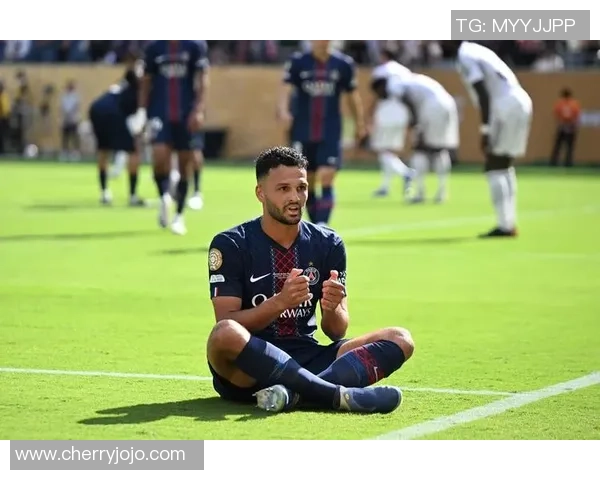 中超激战巴黎圣日耳曼狂胜国米四球引发争议判罚引爆全场气氛 中超激战巴黎圣日耳曼狂胜国米四球引发争议判罚引爆全场气氛