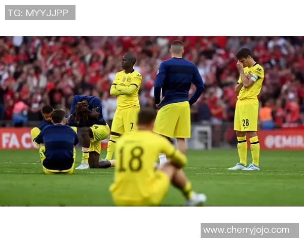 国王杯激战曼联险胜切尔西点球大战引发争议与热议