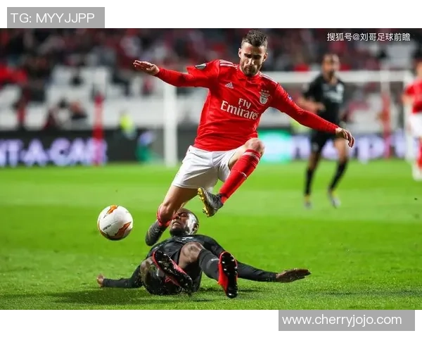 欧冠激战：那不勒斯与本菲卡握手言和转会风波引发球迷热议